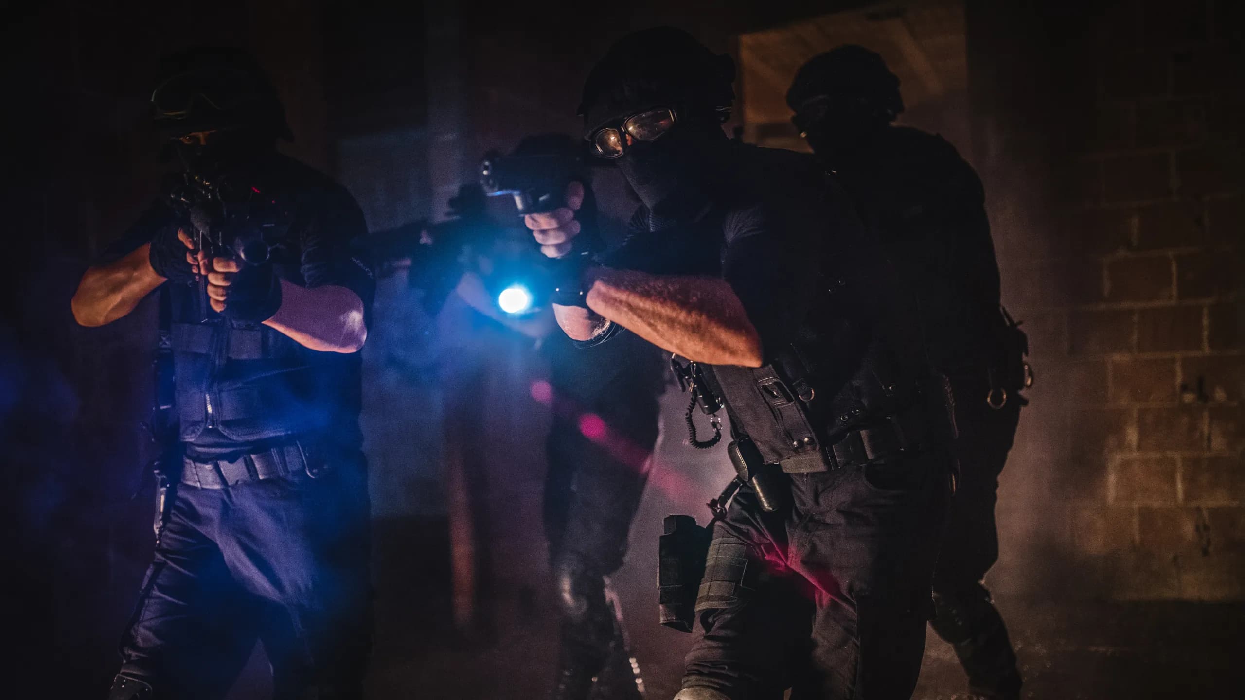Beamte der Polizei durchsuchen Haus