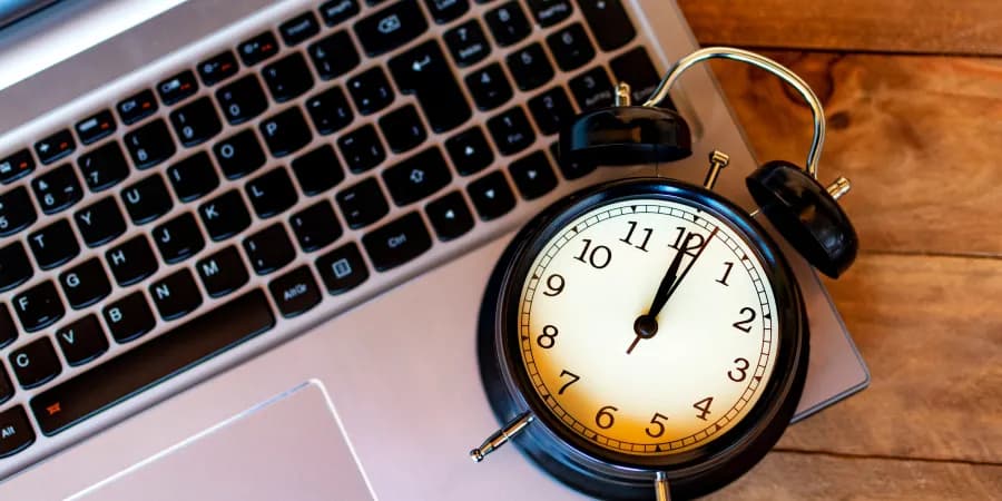 Wecker für Arbeitszeit und Laptop