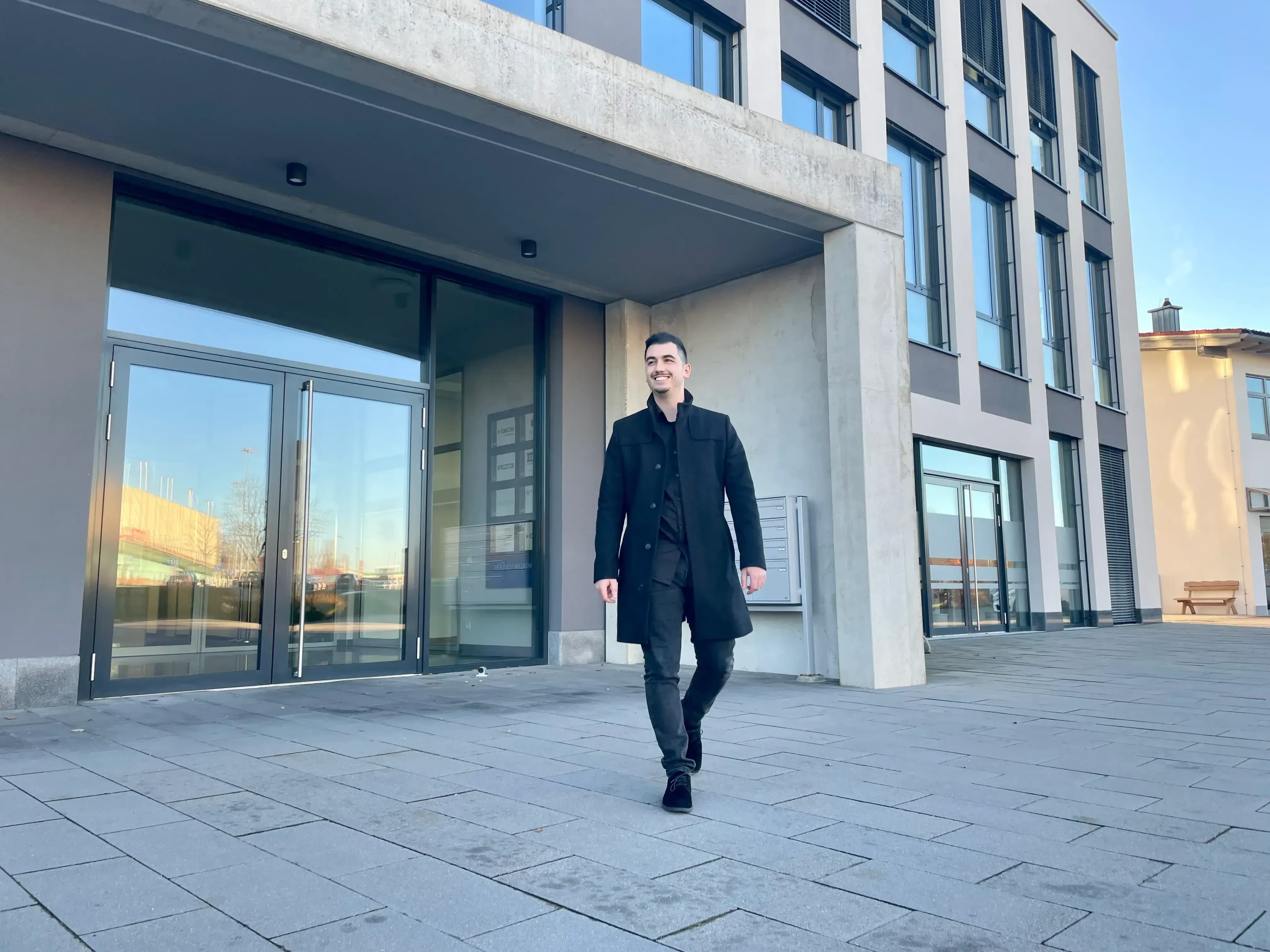 Steuerberater G. Abbruzzessi läuft vor Kanzlei Menz und Partner