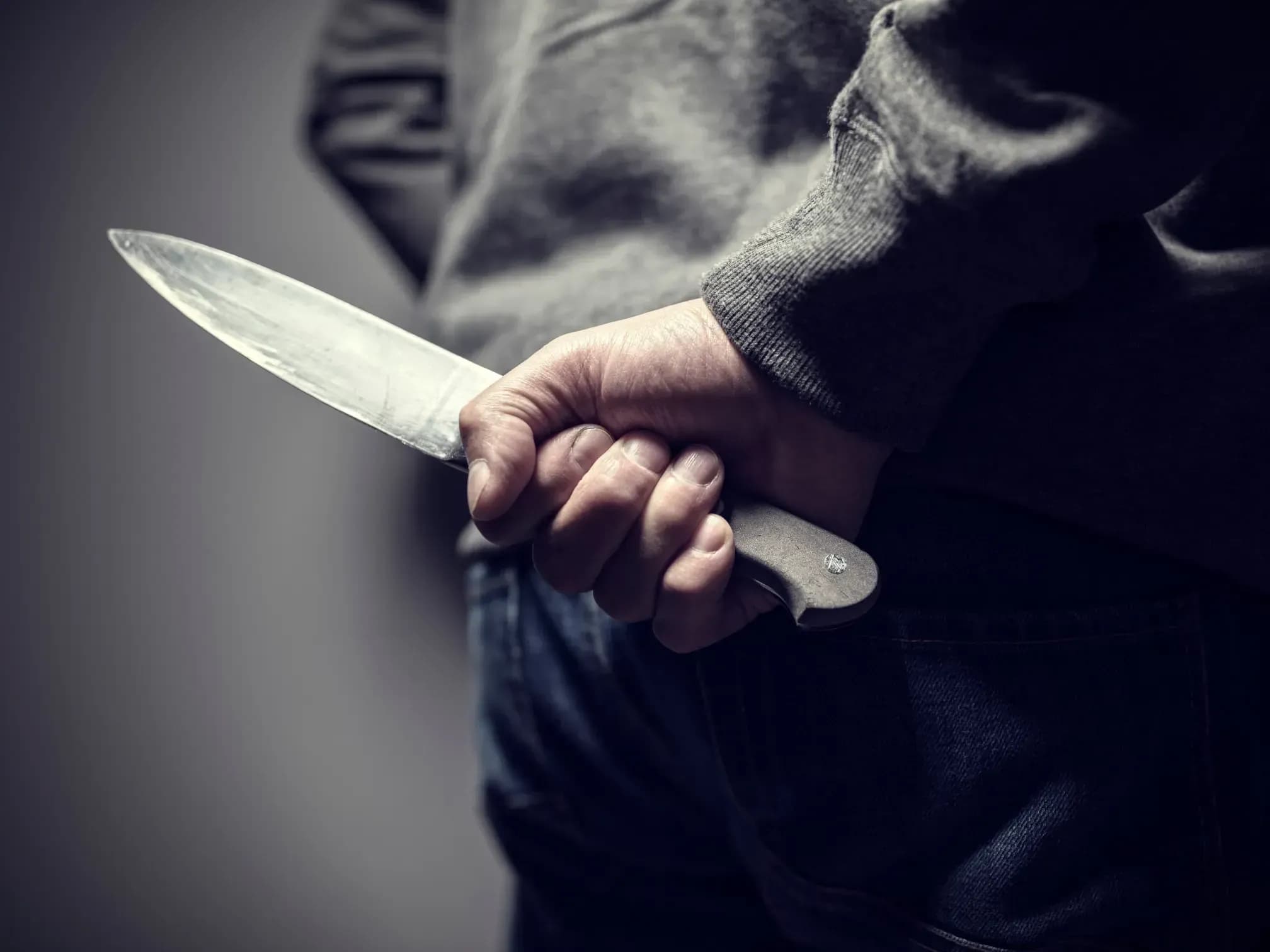Messer als Waffe hinter Rücken