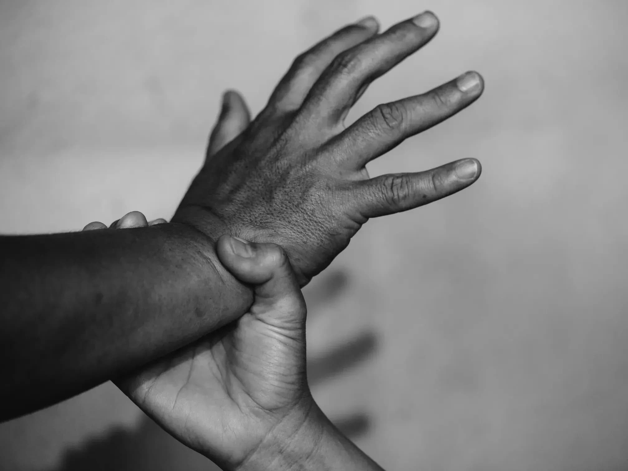 Hand wehrt Schlag ab