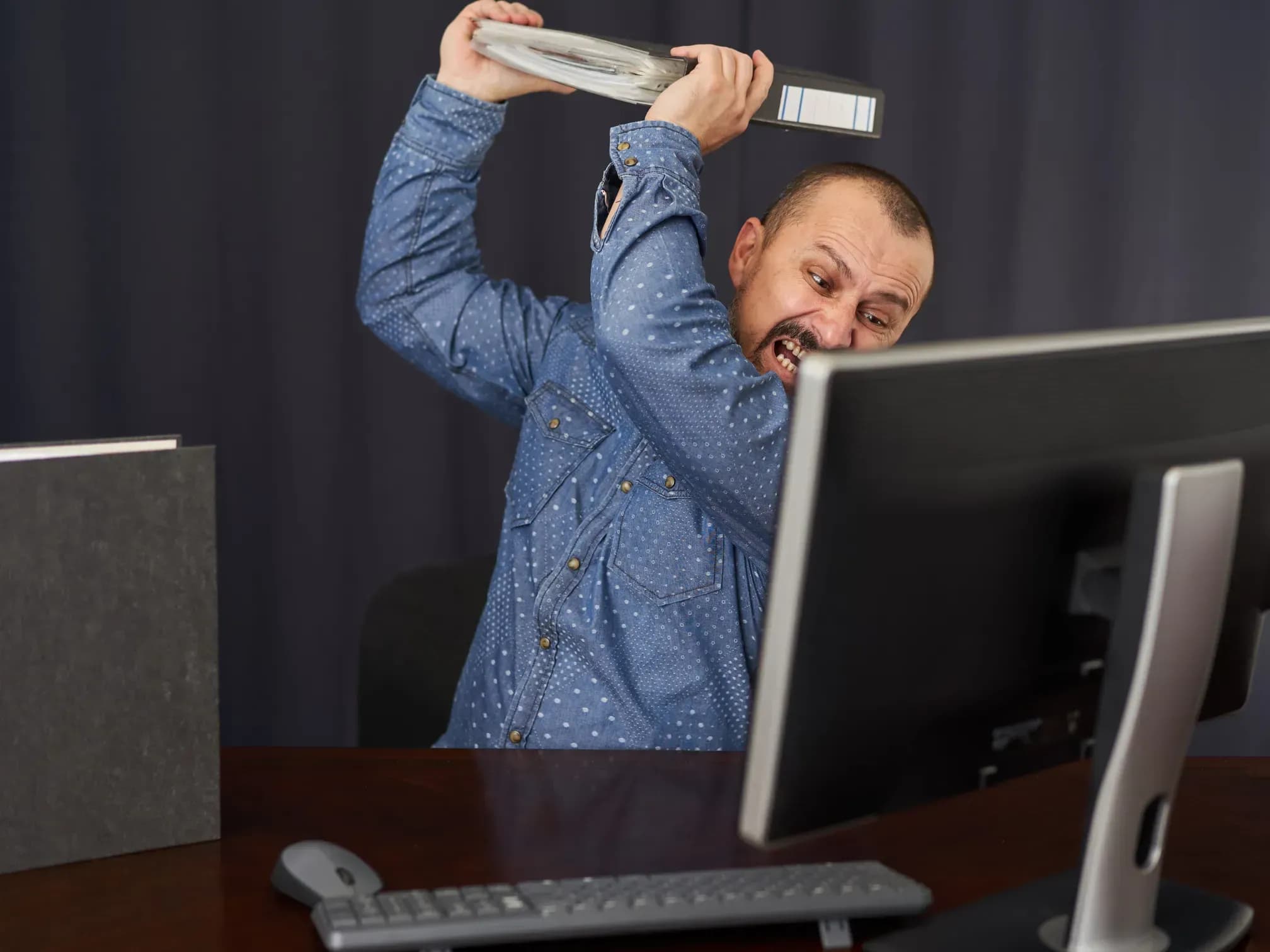 Täter beschädigt Computer