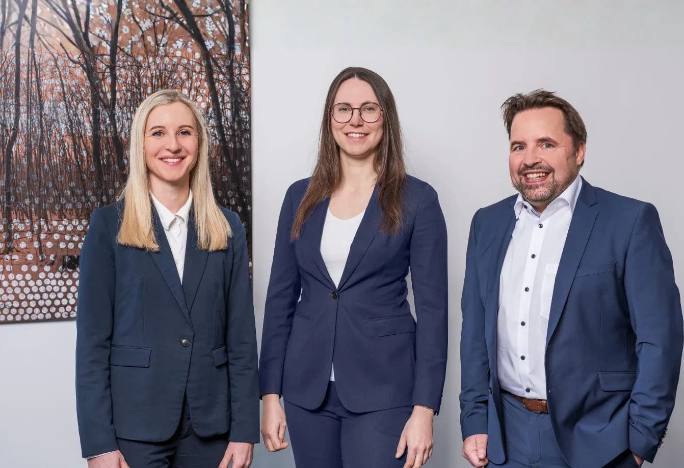 Das Bild zeigt die Fachanwälte für Handels- und Gesellschaftsrecht Dr. Andreas Mayer und Dr. Carina Streipert und Viktoria Neun der Kanzlei Menz und Partner